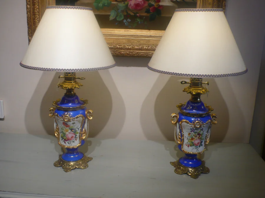 PAIR OF PORCELAIN LAMPS