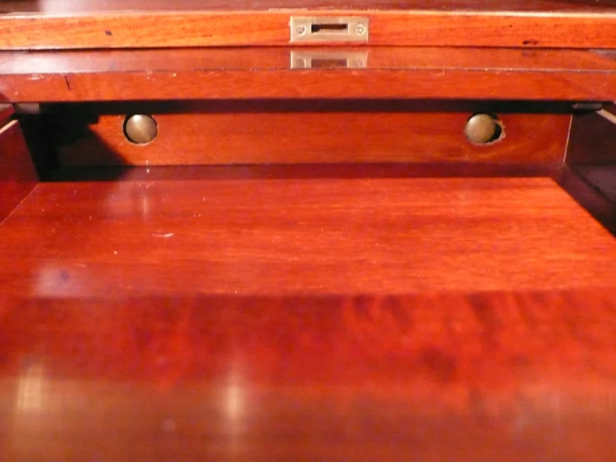 Bureau à système en marqueterie.