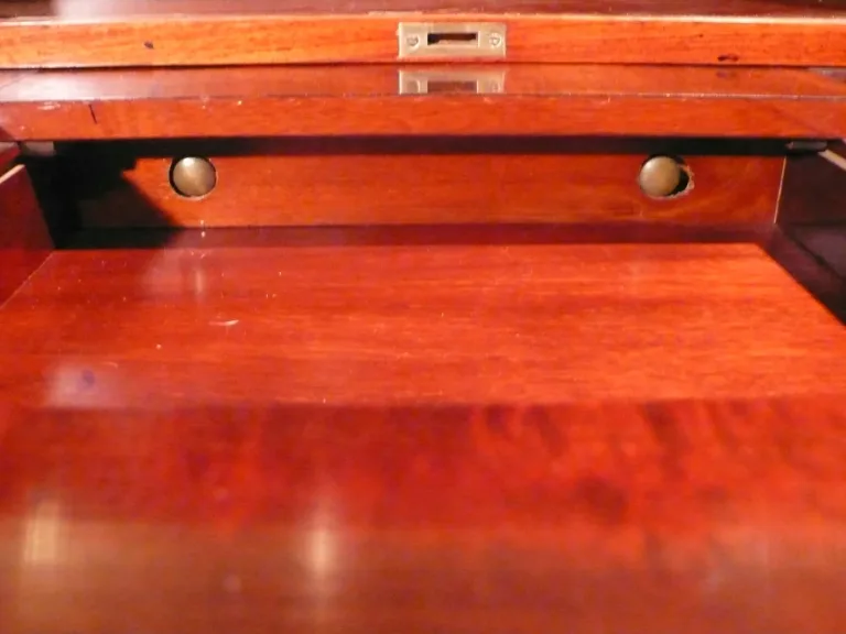 Bureau à système en marqueterie.