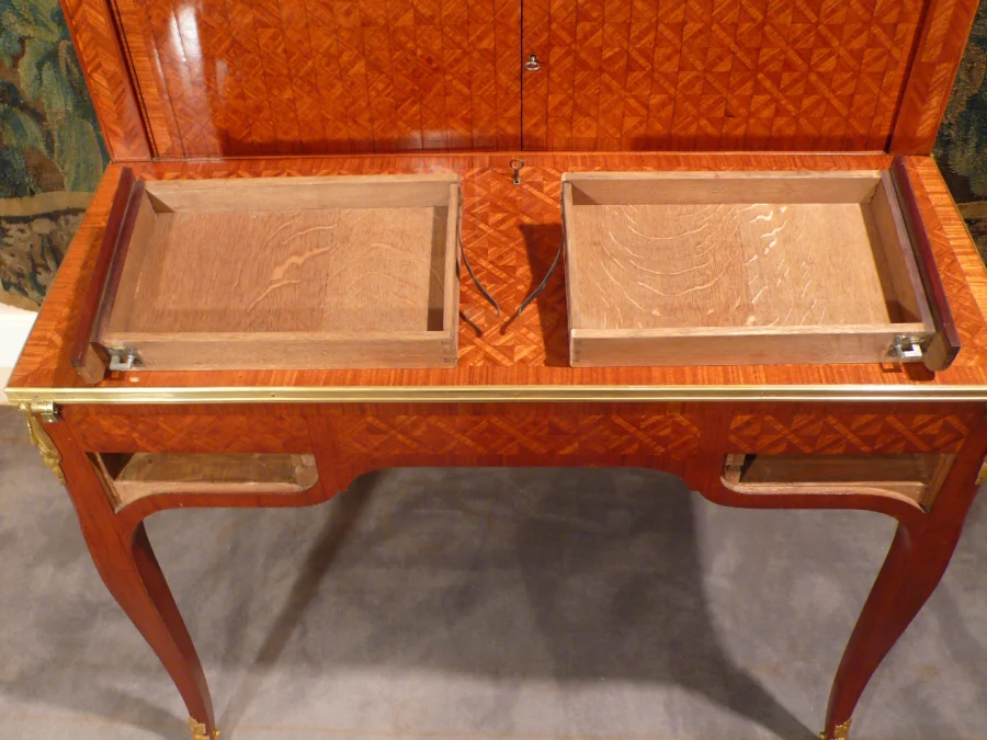Bureau à système en marqueterie.