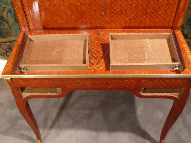 Bureau à système en marqueterie.