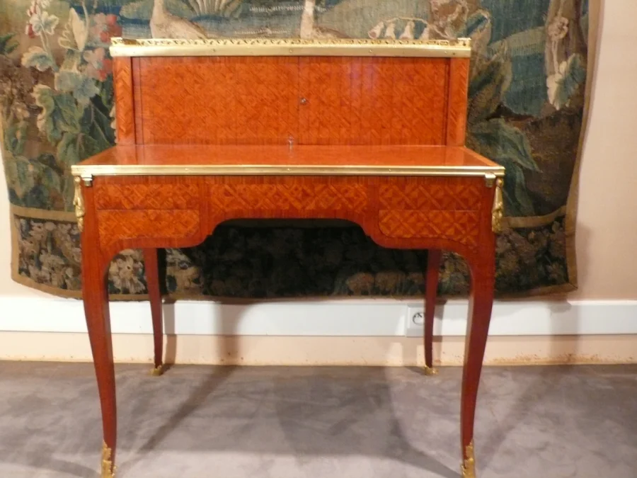 Bureau à système en marqueterie.