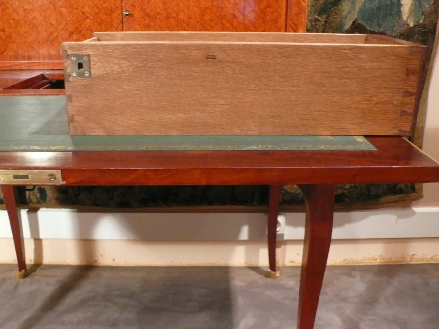Bureau à système en marqueterie.