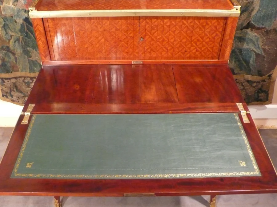 Bureau à système en marqueterie.