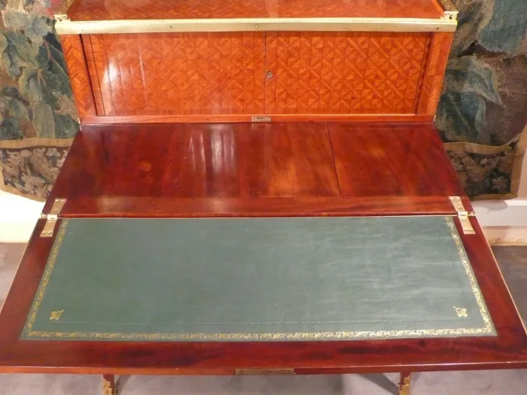 Bureau à système en marqueterie.