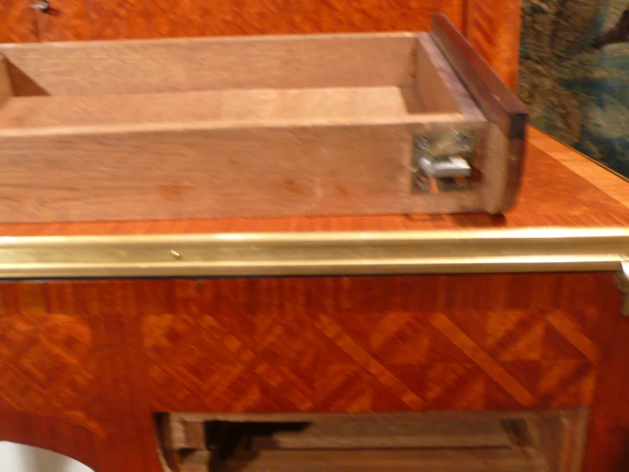Bureau à système en marqueterie.