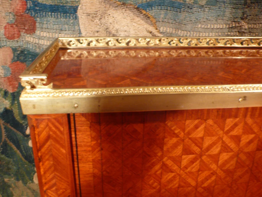 Bureau à système en marqueterie.
