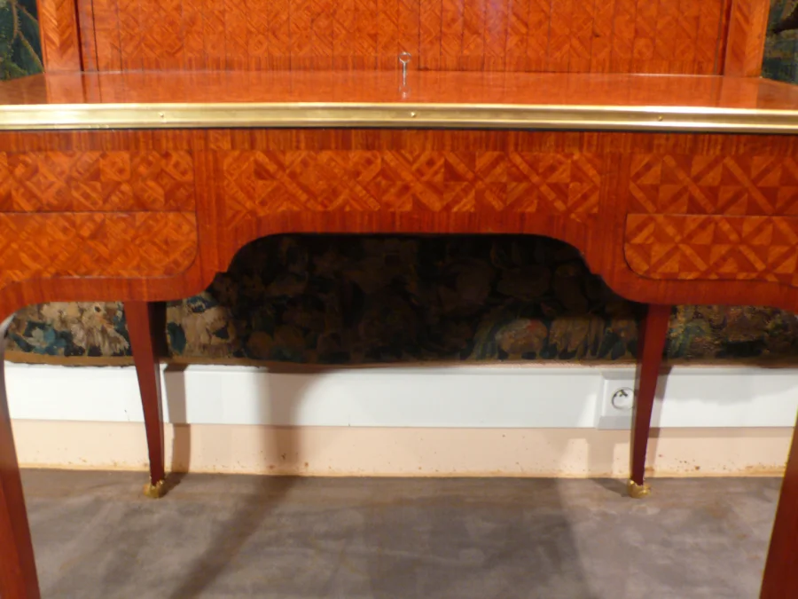 Bureau à système en marqueterie.