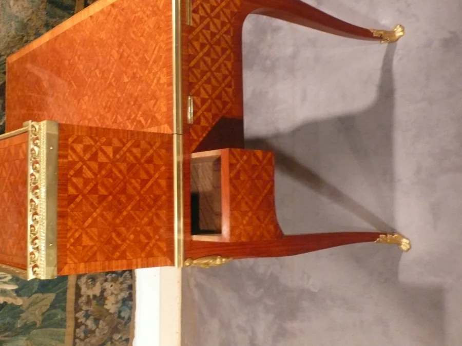 Bureau à système en marqueterie.