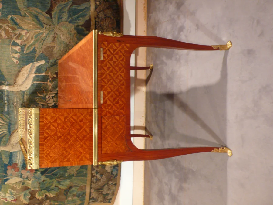 Bureau à système en marqueterie.