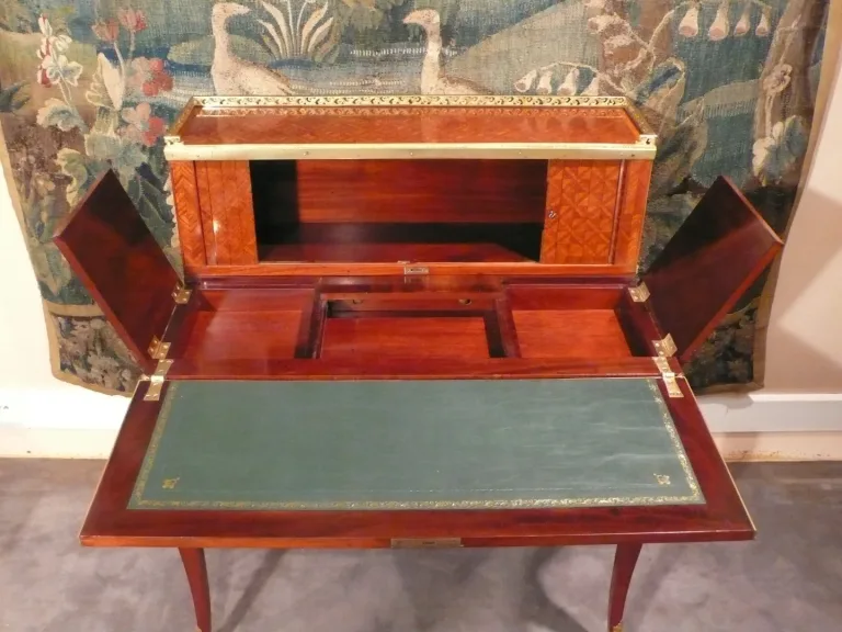 Bureau à système en marqueterie.