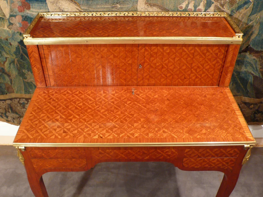 Bureau à système en marqueterie.