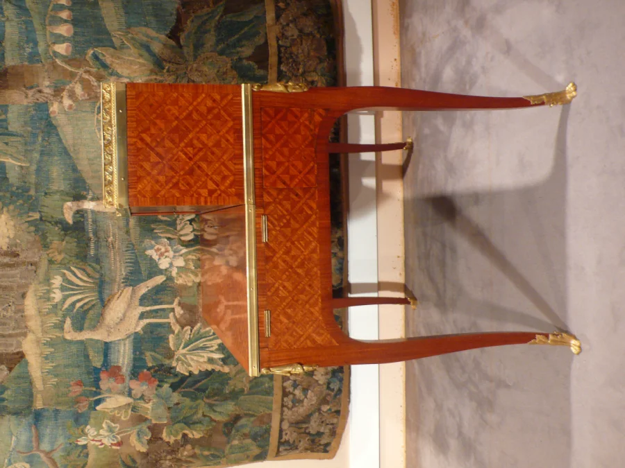 Bureau à système en marqueterie.