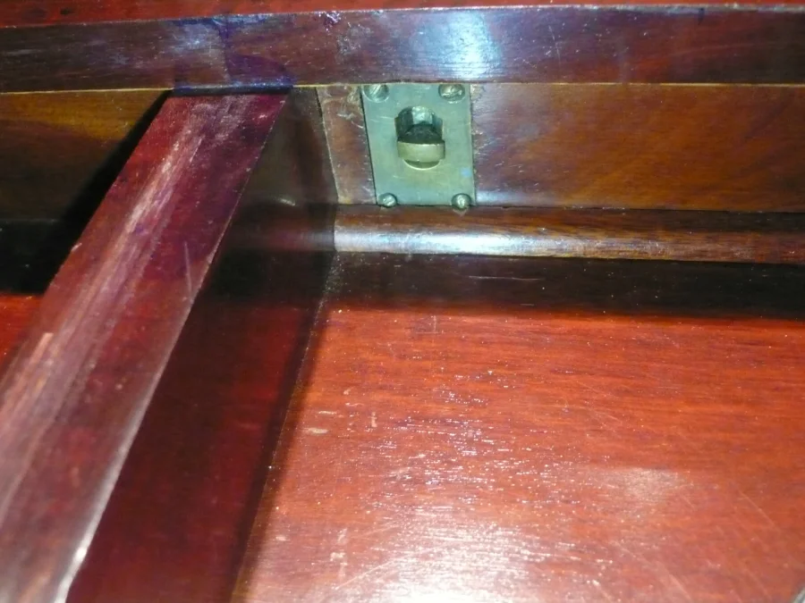 Bureau à système en marqueterie.
