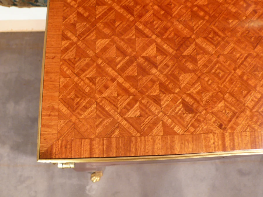 Bureau à système en marqueterie.
