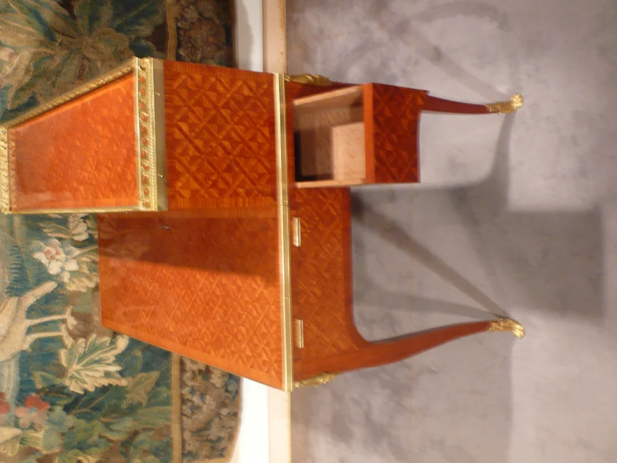 Bureau à système en marqueterie.