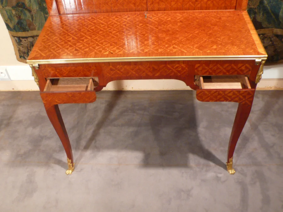 Bureau à système en marqueterie.