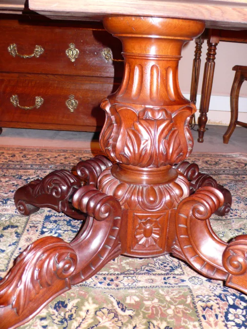 Guéridon en acajou à plateau violonné d'époque Napoléon III.