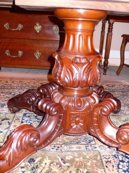 Guéridon en acajou à plateau violonné d'époque Napoléon III.