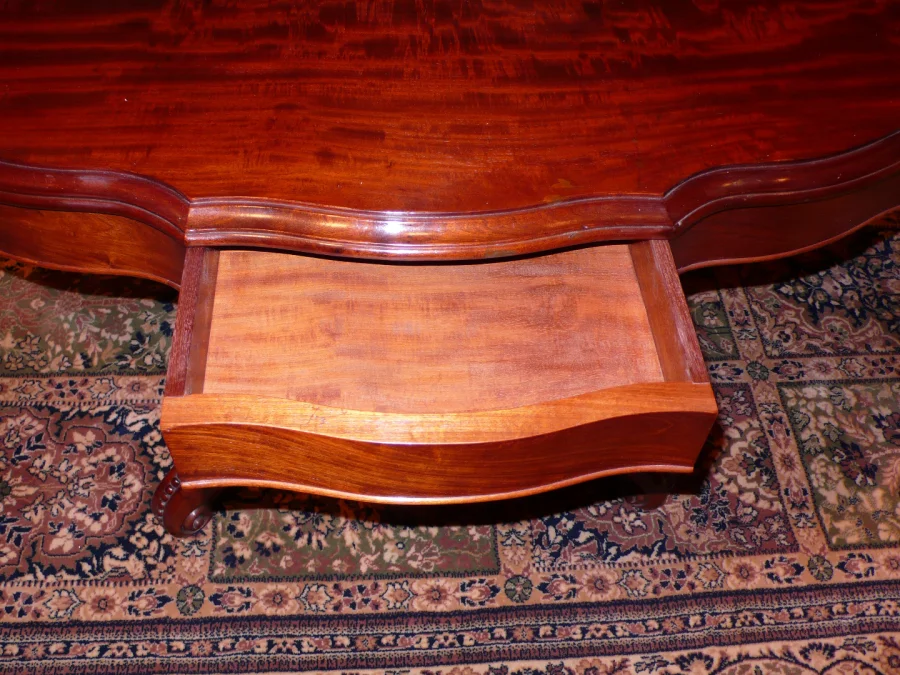Guéridon en acajou à plateau violonné d'époque Napoléon III.