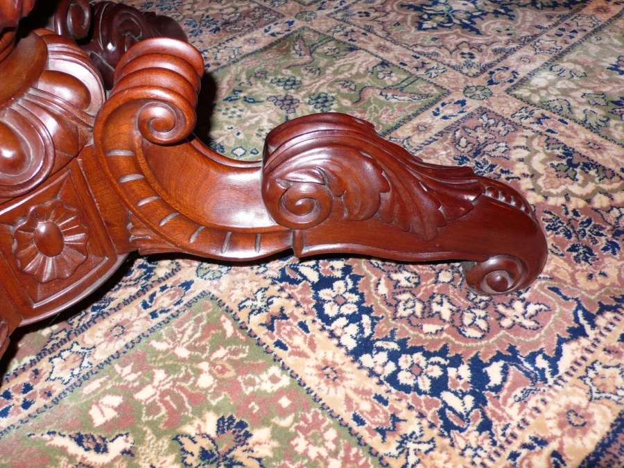 Guéridon en acajou à plateau violonné d'époque Napoléon III.