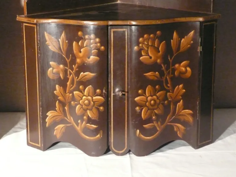 Paire d'étagères d'angle peintes