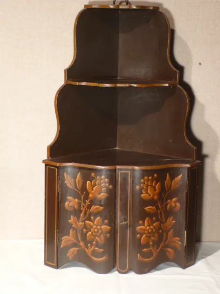 Paire d'étagères d'angle peintes