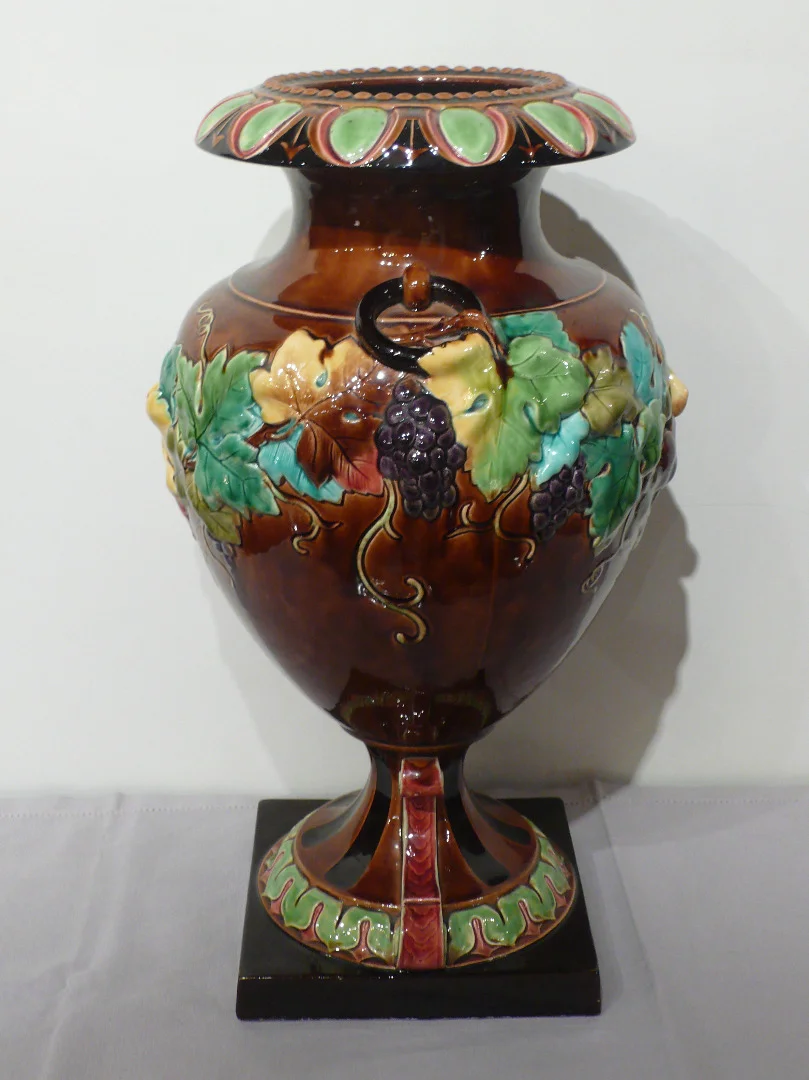 Grand vase en faïence de Sarreguemines.