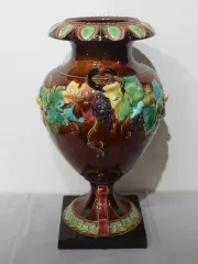 Grand vase en faïence de Sarreguemines.