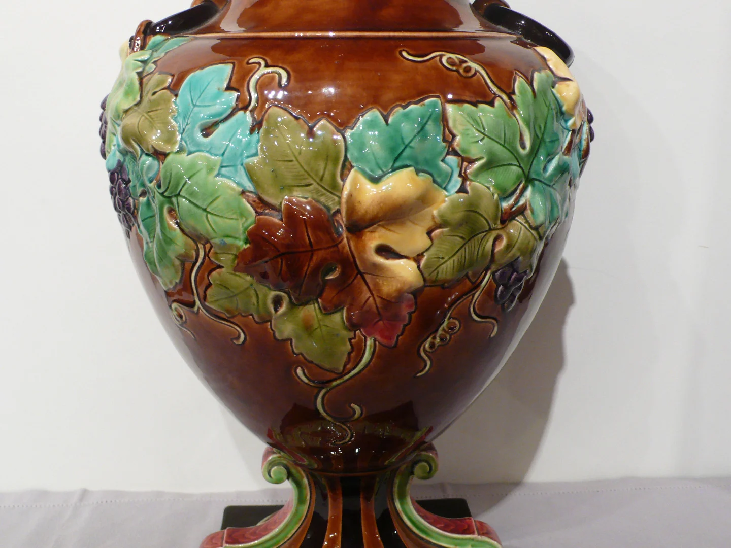 Grand vase en faïence de Sarreguemines.