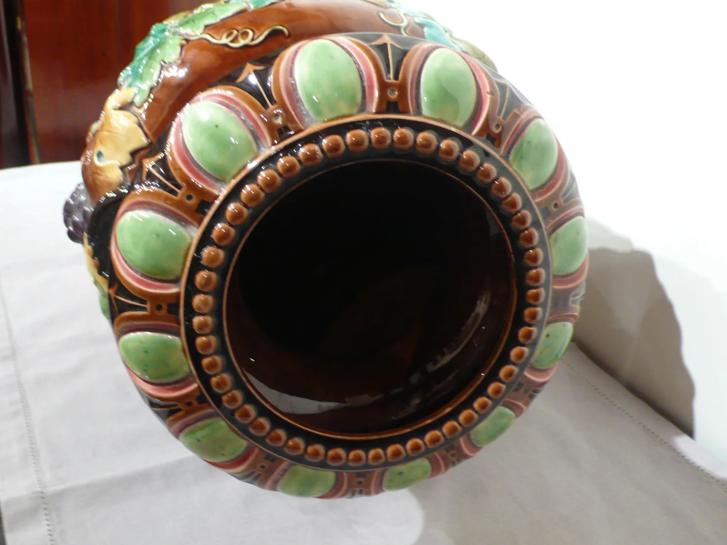 Grand vase en faïence de Sarreguemines.