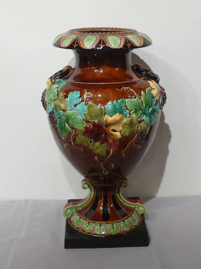 Grand vase en faïence de Sarreguemines.