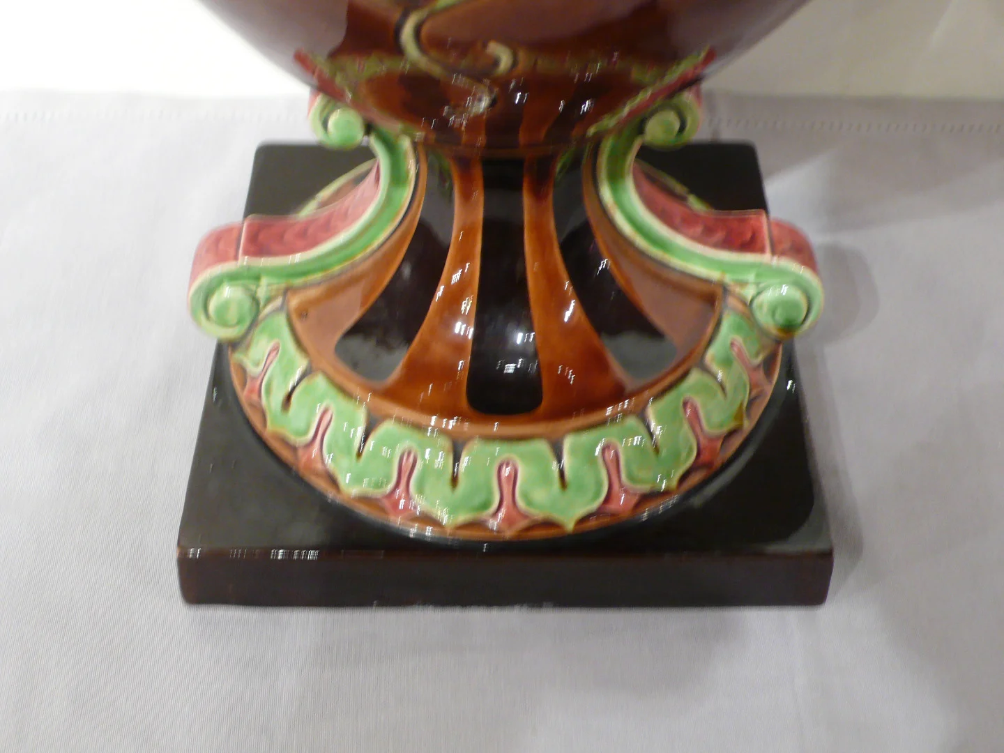 Grand vase en faïence de Sarreguemines.
