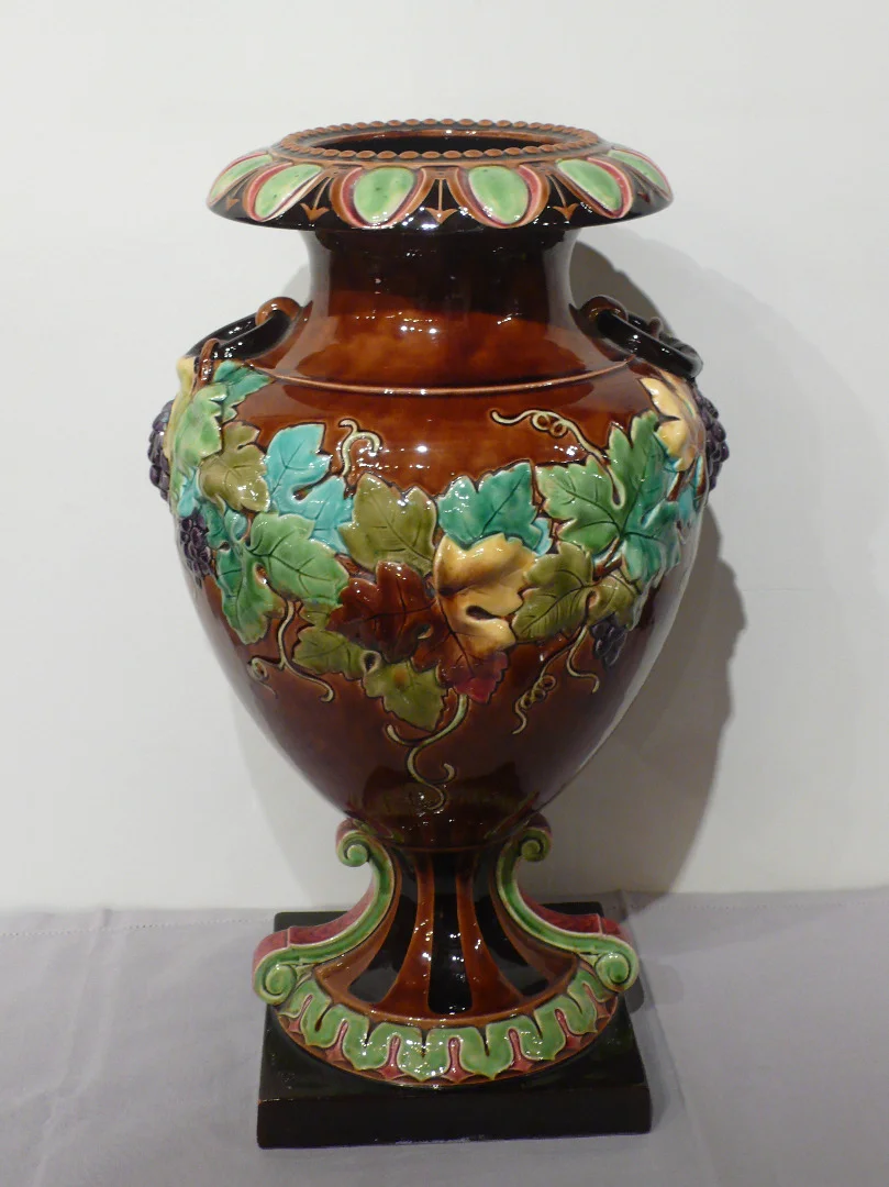 Grand vase en faïence de Sarreguemines.