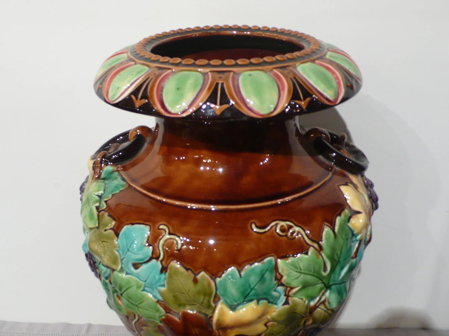 Grand vase en faïence de Sarreguemines.