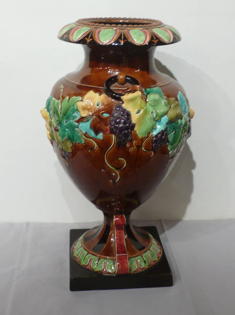 Grand vase en faïence de Sarreguemines.