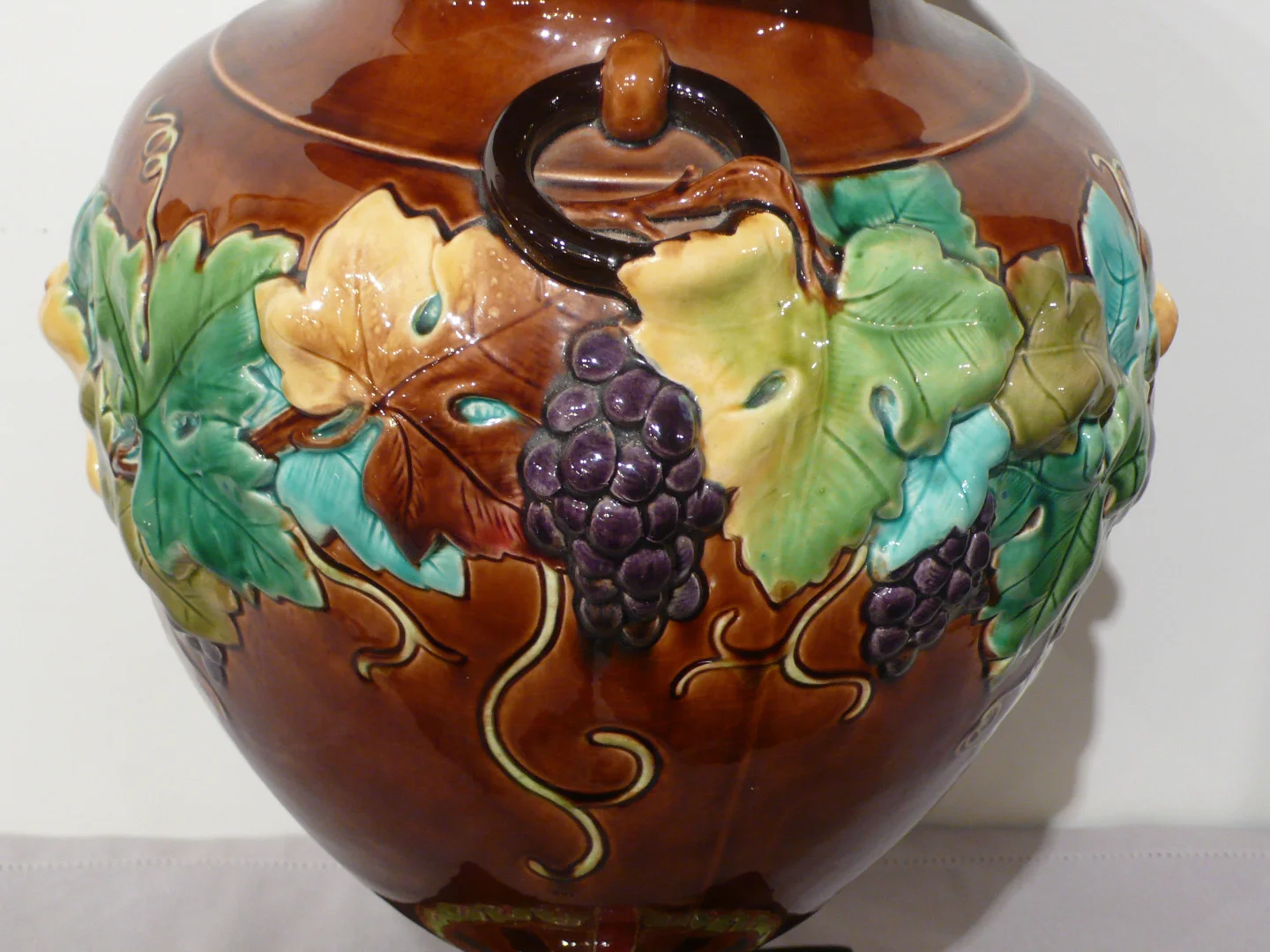 Grand vase en faïence de Sarreguemines.
