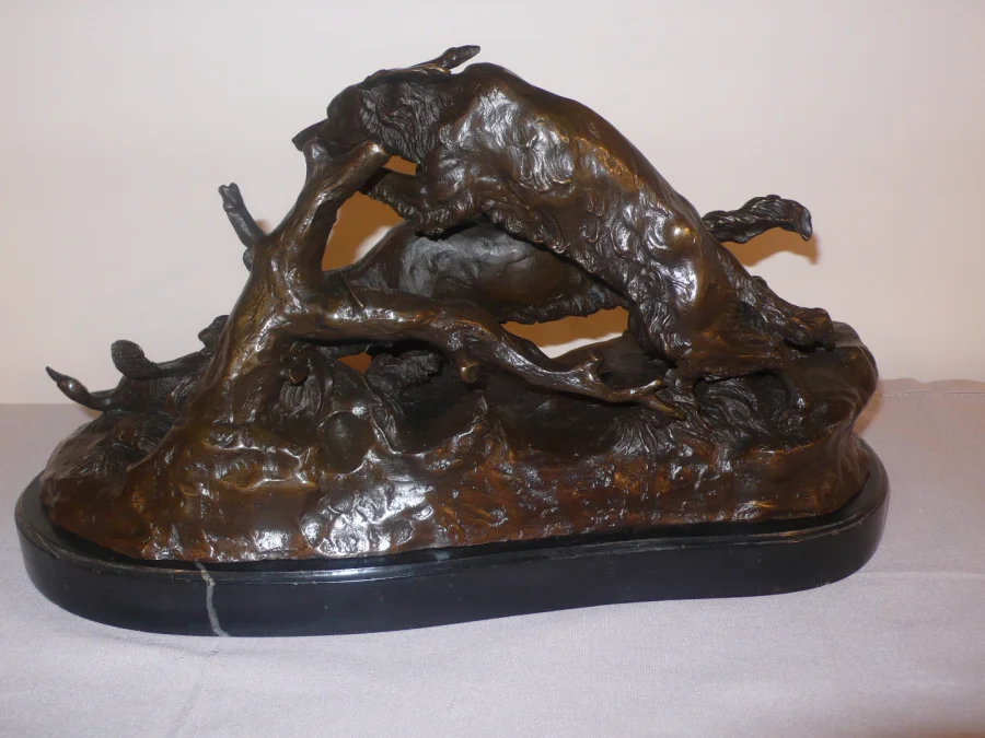 Bronze représentant deux chiens de chasse et un canard.