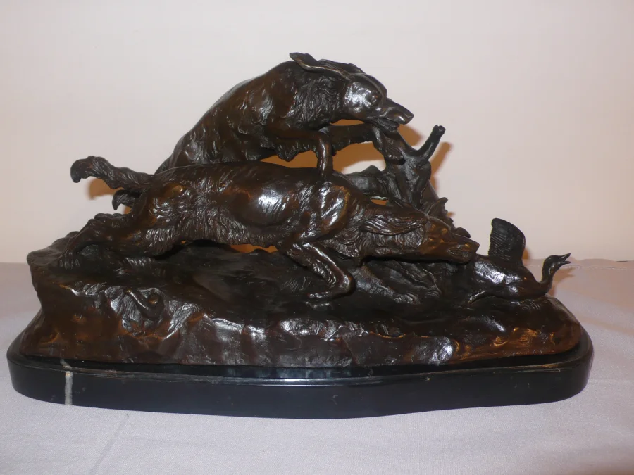 Bronze représentant deux chiens de chasse et un canard.