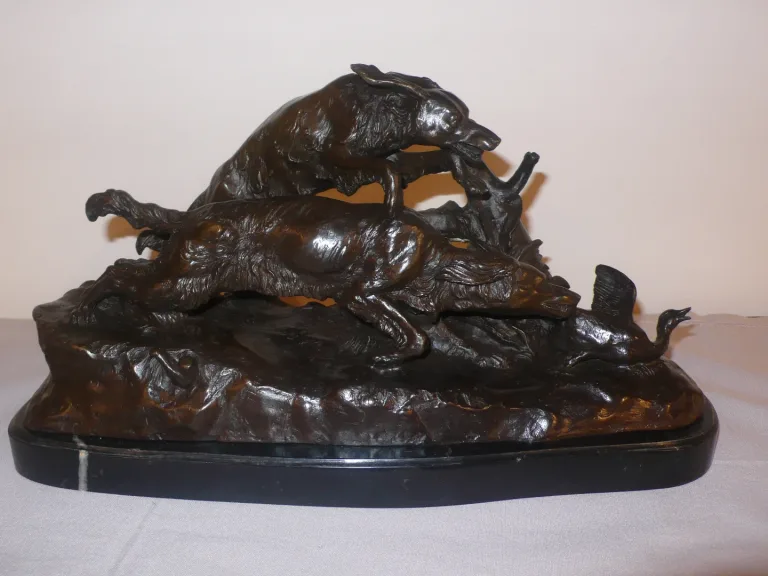 Bronze représentant deux chiens de chasse et un canard.