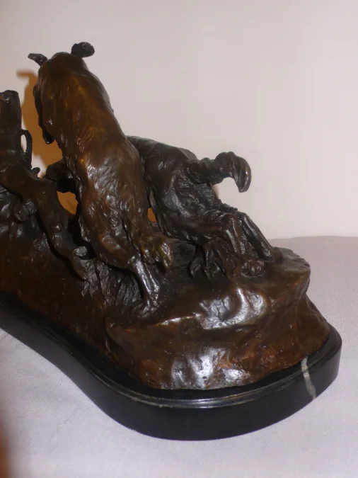 Bronze représentant deux chiens de chasse et un canard.