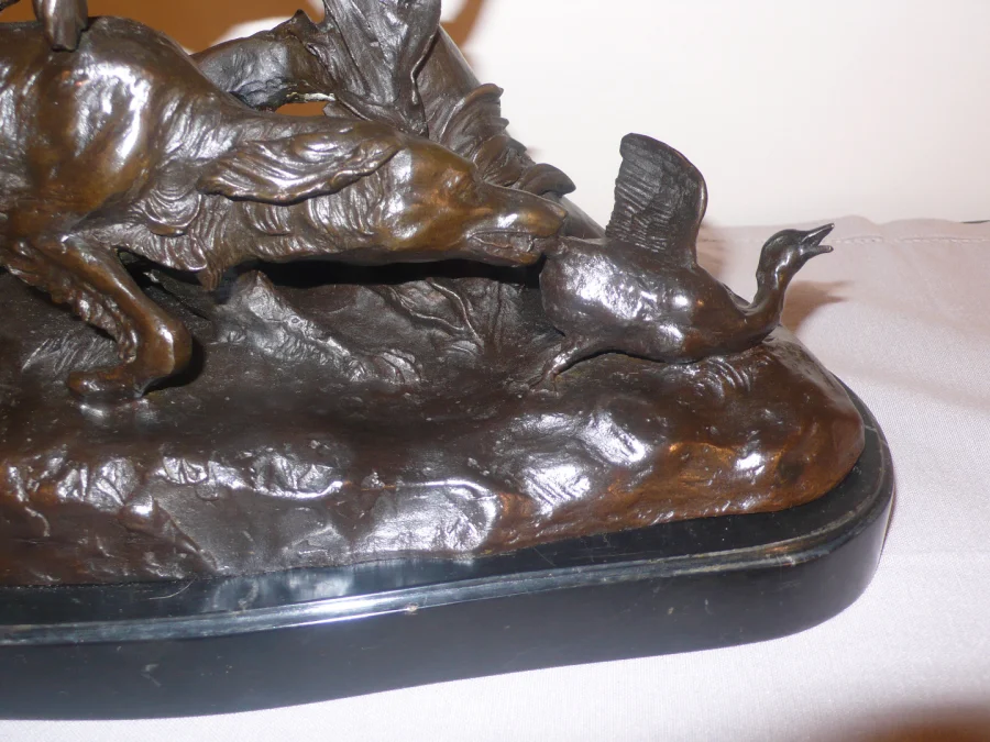 Bronze représentant deux chiens de chasse et un canard.