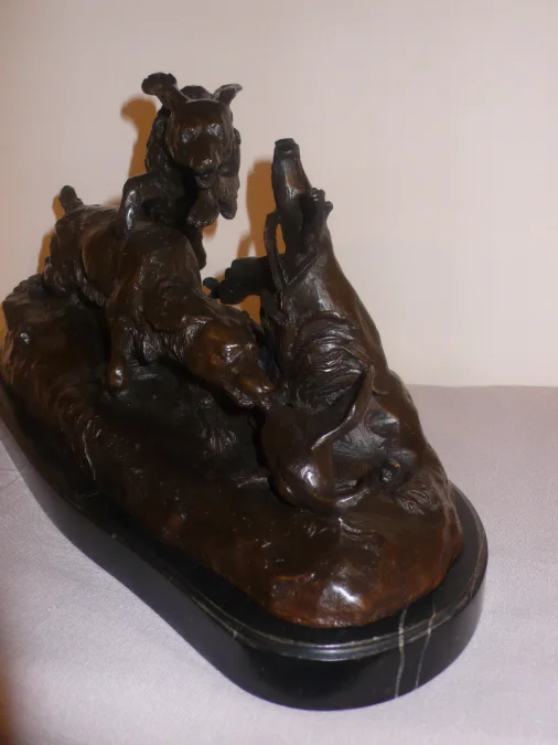 Bronze représentant deux chiens de chasse et un canard.