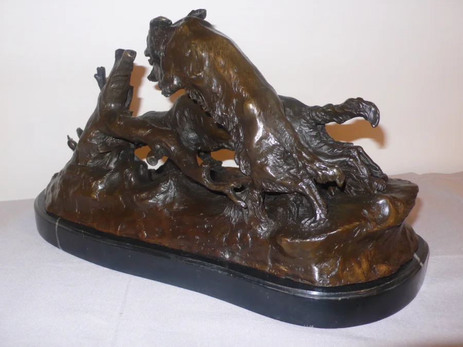 Bronze représentant deux chiens de chasse et un canard.