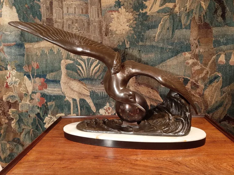 Sculpture en régule patiné représentant une mouette, signée Irénée Rochard.