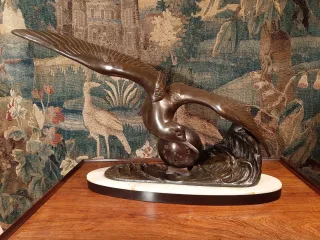 Sculpture en régule patiné représentant une mouette, signée Irénée Rochard.