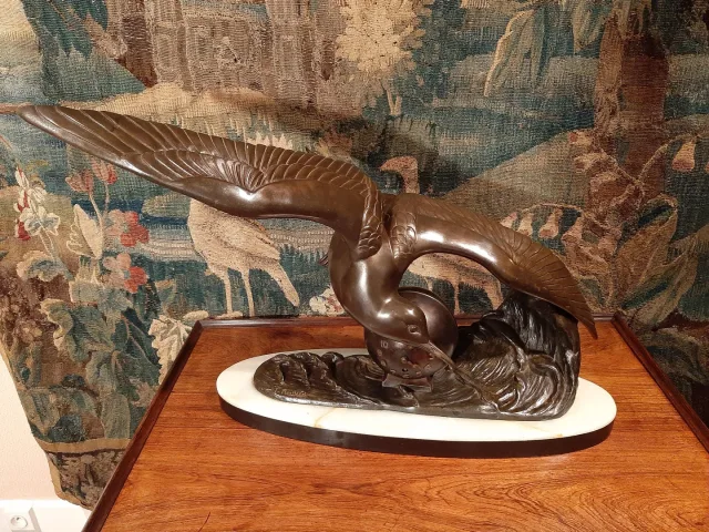 Sculpture en régule patiné représentant une mouette, signée Irénée Rochard.