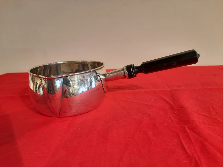 Petite casserole en argent, d’époque XIXème siècle.