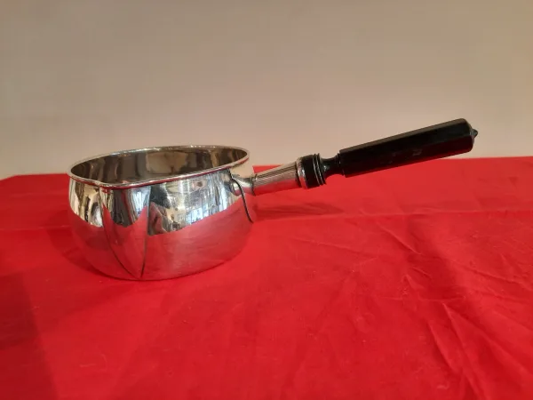 Petite casserole en argent, d’époque XIXème siècle.