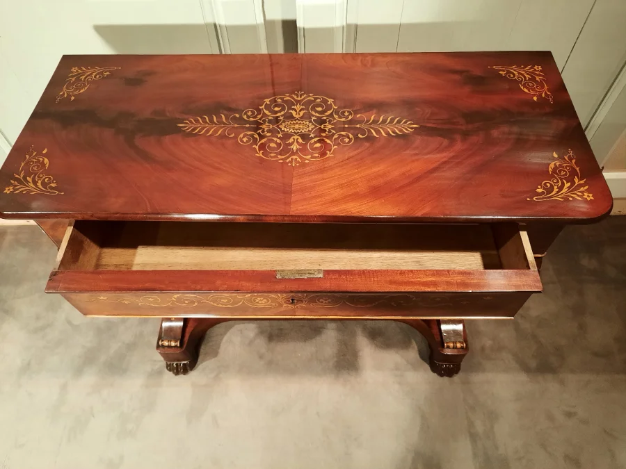 Console d’époque Charles X en acajou et sycomore.